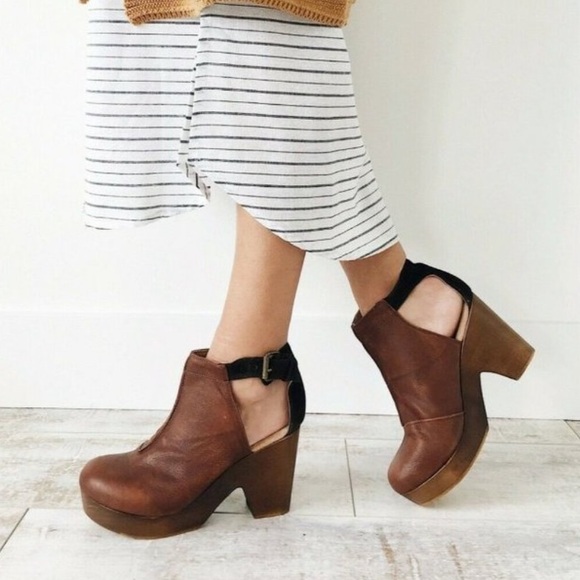Free People Shoes - Free People Amber Orchard Distressed Leather Wooden Platform Clogs Size 40